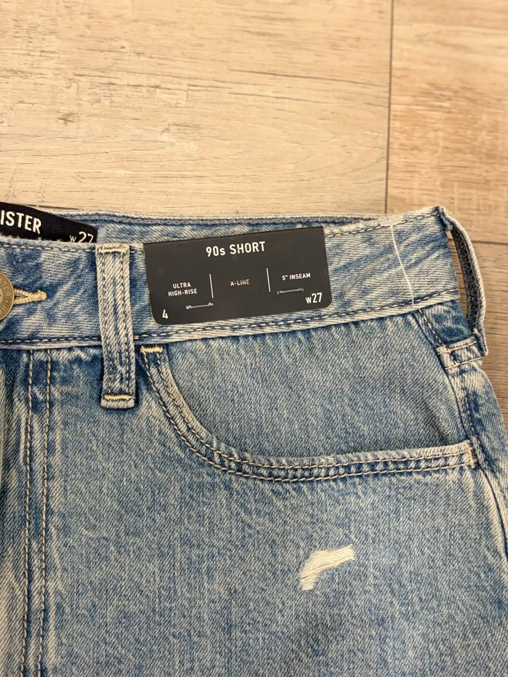 NWT Hollister Ultra High-Rise 90s Denim Shorts Size 4 W27 Distressed